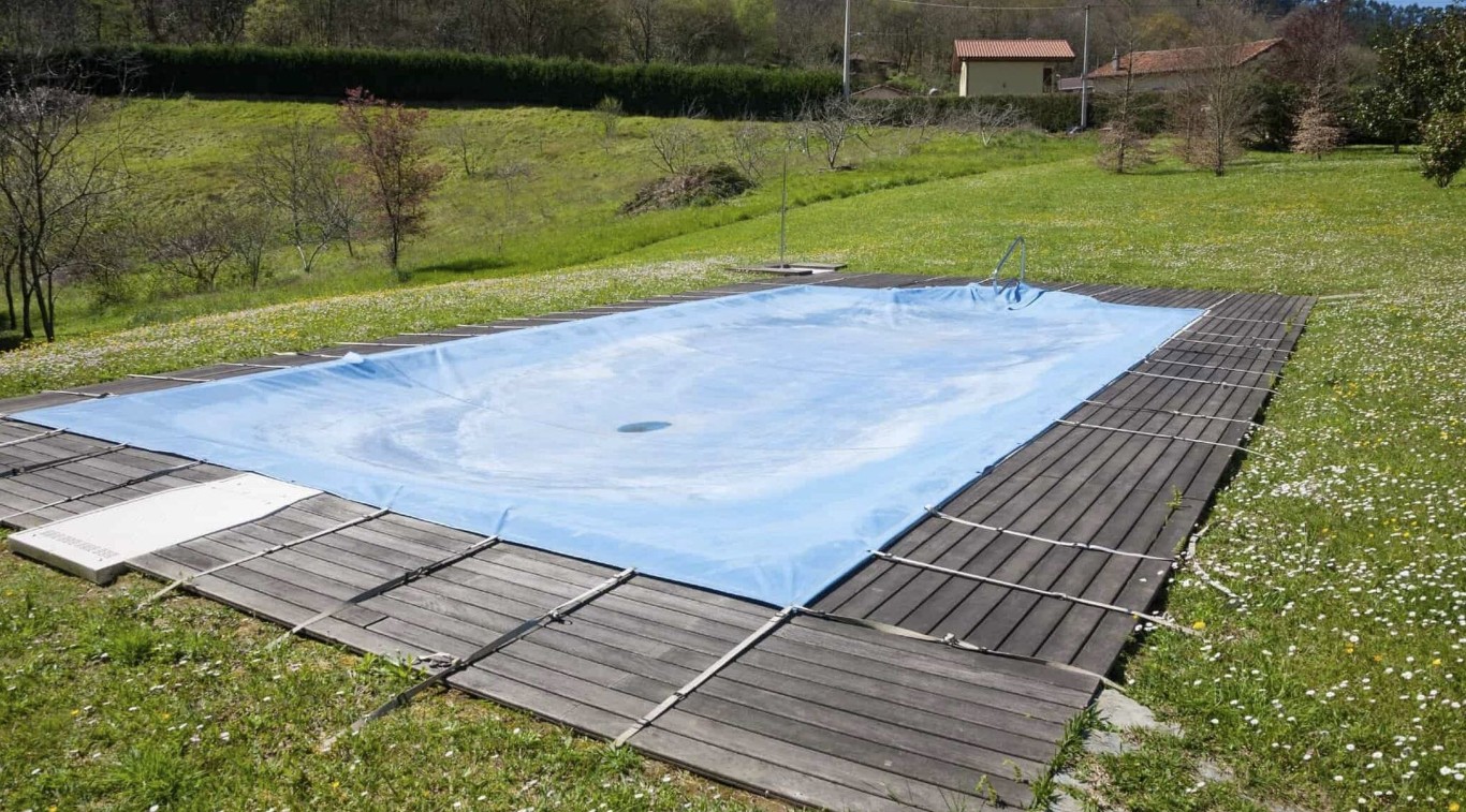 Pool closing and opening service with cover in Miami Gardens, FL